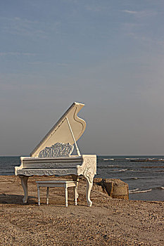 海边的白色三角钢琴