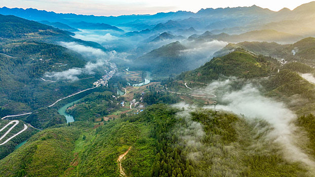 重庆酉阳,秋后山岚扮靓乡村