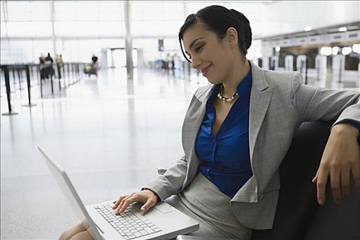 职业女性,坐,机场,笔记本电脑