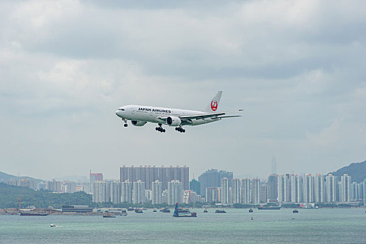 一架日本航空的客机正降落在香港国际机场