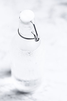一瓶冰水放在白色背景上