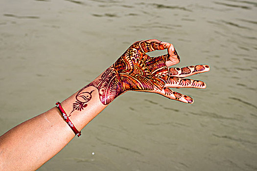 散沫花染料,涂绘,手,展示,高止山脉,神圣,恒河,里虚克虚,北阿坎德邦,印度,亚洲