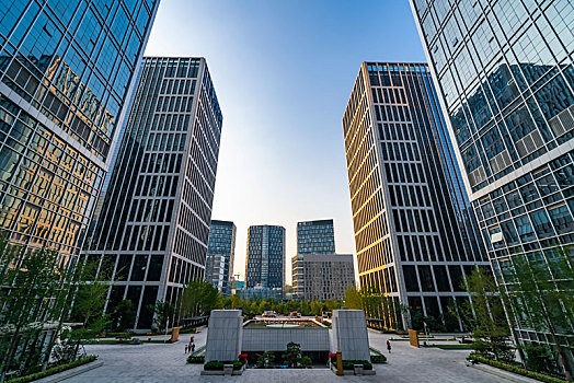 济南金融区现代办公楼和广场街道