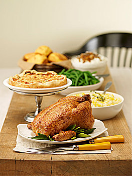 烤,鸡肉,餐饭,木质,桌子,餐具,苹果,法式甜饼,点心