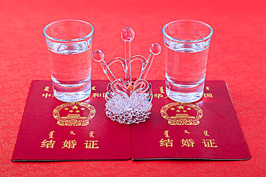 结婚证水晶皇冠和透明酒杯