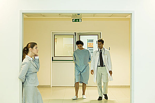 男医生,病人,走,一起,医院,走廊,女人,手机,前景