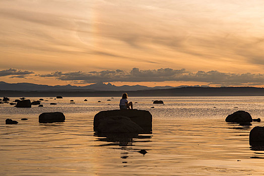 美女,坐,石头,日落,奎德拉岛,坎贝尔河,加拿大