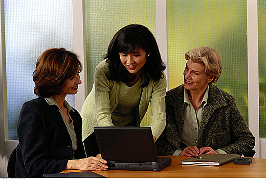 三个,职业女性,桌子,使用笔记本,电脑