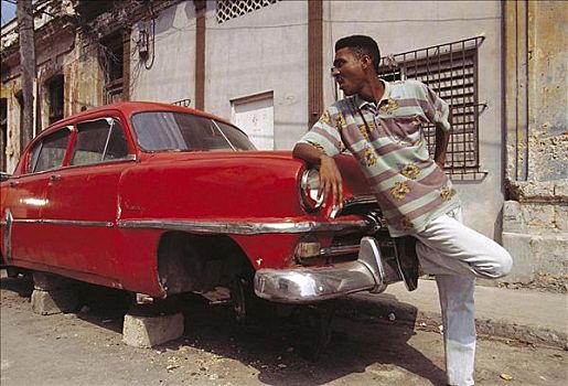 男人,靠着,残骸,老,红色,老古董,哈瓦那,古巴,中美洲