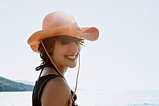微笑,女人,穿,太阳帽,海滩
