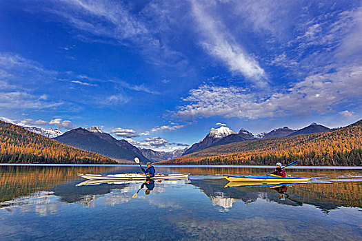 海上皮划艇,湖,秋天,冰川国家公园,蒙大拿,美国