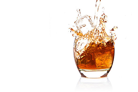 冰块,落下,玻璃杯,威士忌酒,白色背景,背景