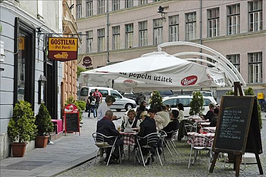 客人,坐,正面,餐馆,卢布尔雅那,斯洛文尼亚