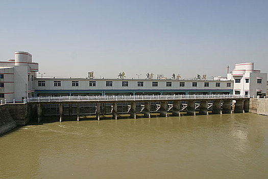 京杭大运河江苏段,此处大运河从淮河上面立体交叉通过,淮河从这里通过进入黄海,这是运河东的调节水闸
