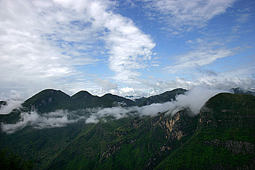 巫溪云台山云雾缭绕下的群山