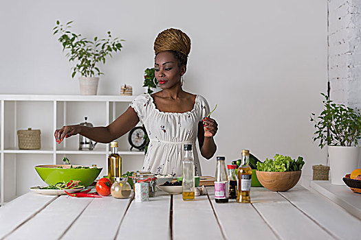 微笑,非洲女人,切,蔬菜,沙拉,厨房