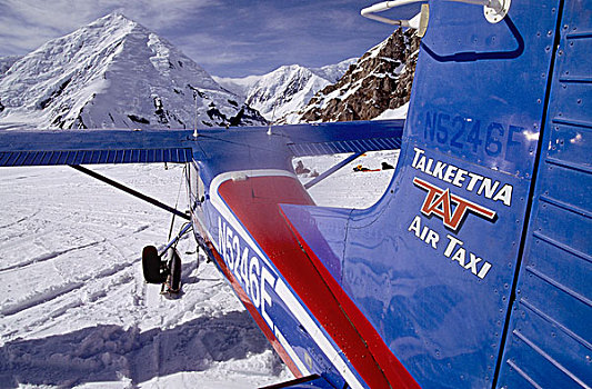 蓝色,红色,两栖飞机,滑雪,冰河,阿拉斯加山脉,靠近,德纳里峰,阿拉斯加