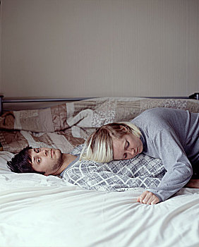 暗色,头发,年轻,男人,卧,床,面对,摄影,金发,女孩,上面,他,睡觉,伦敦,英国,2008年