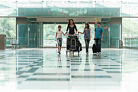 家庭,推,行李车,机场,大厅