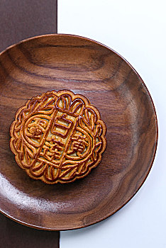 黑胡桃木盘子的广式月饼