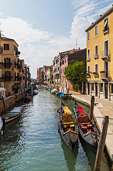 小船,停泊,运河,排列,黄色,粉色,老,建筑,住宅,广场,威尼斯,威尼托,意大利