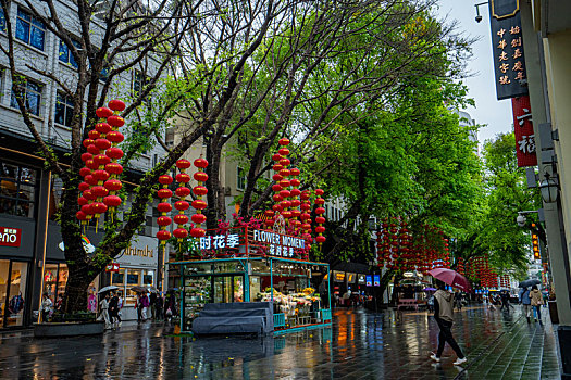 广州2023年春天三月春雨中的北京路步行街美景