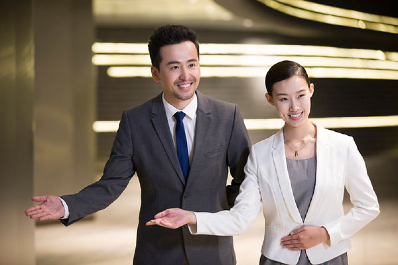 商务人士做欢迎手势