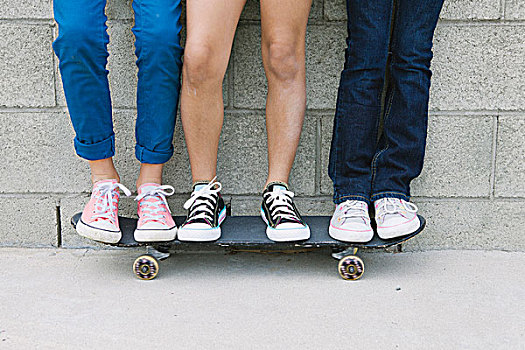 三个女孩,站立,滑板,下部