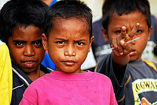 timorese,man,clapping,in,his,hand,classroom