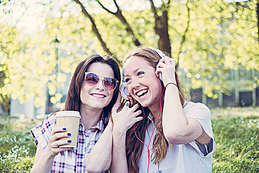 两个,美女,朋友,喝咖啡,听歌,耳机,公园