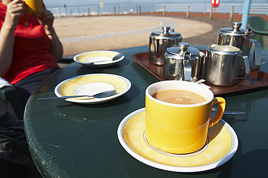 英格兰,兰开夏郡,女人,坐,桌子,喝,茶杯,下午,海岸