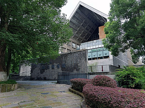 重庆沙坪坝,四川美术学院建筑雕塑及涂鸦墙,摆最文艺范儿的pose