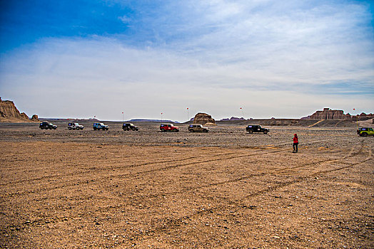 新疆,罗布泊,雅丹地貌,沙漠,车辆,蓝天,白云