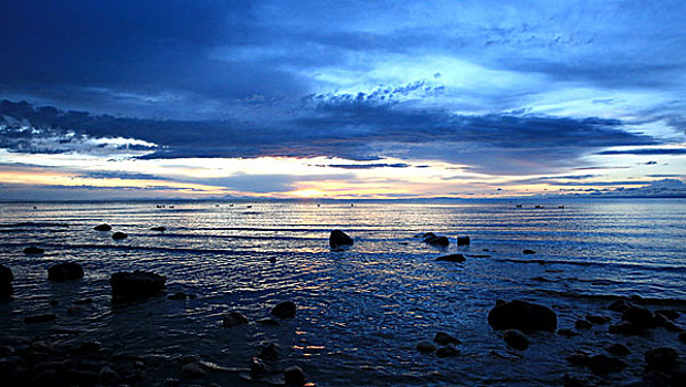 青海湖日出湖边海边日出海边石头