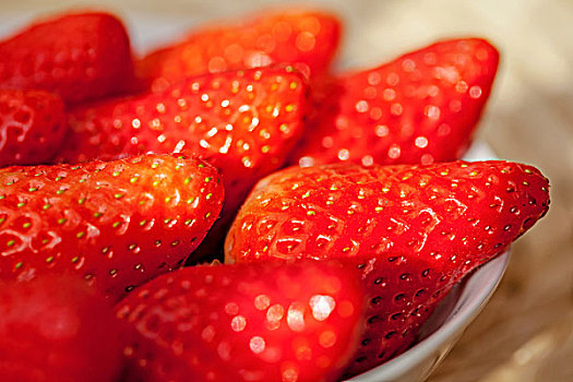 一盘摆放整齐的红色新鲜草莓