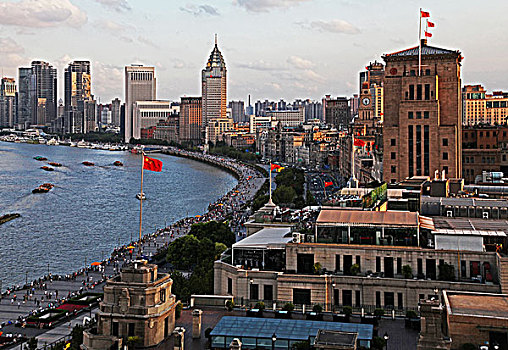 从上海外滩半岛酒店楼顶南望海关钟楼等建筑群