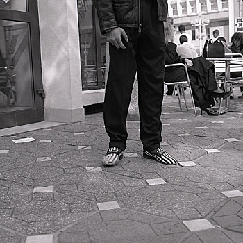 男人,特写,腿,鞋,衣服,图案,黑白,背景,街头咖啡,咖啡,椅子,人,坐,户外,城市
