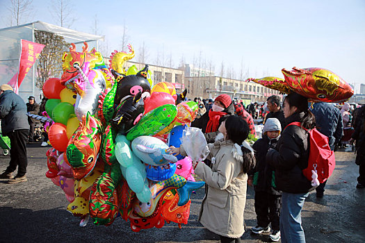 过小年赶年集办年货,农村大集熙熙攘攘浓浓的年味