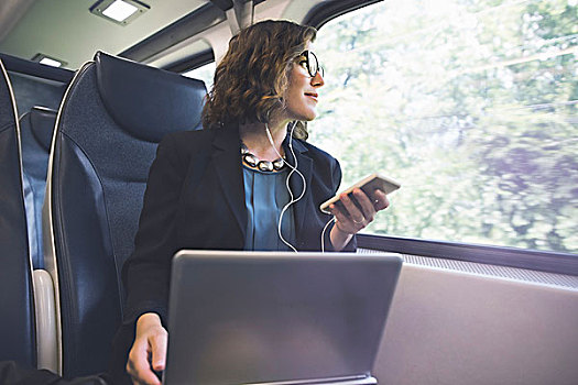 中年,女人,列车,拿着,智能手机,笔记本电脑,正面