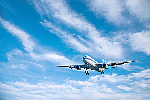 南方航空的飛機正降落重慶江北機場