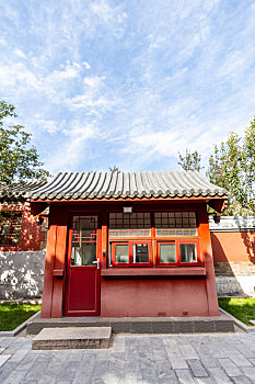 蓝天白云映衬下的北京故宫后宫值班室