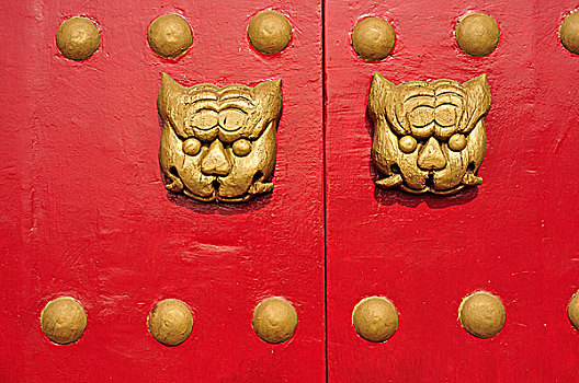 中国传统庭院红色大门