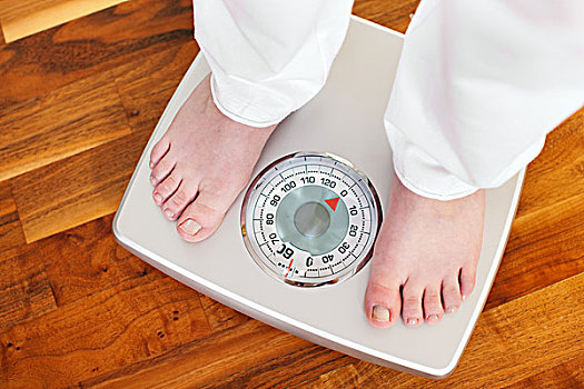 女人,脚,站立,浴室磅秤,测量,重量,节食