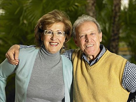 老年,夫妻,搂抱,正面,绿色植物,肖像,阿利坎特,西班牙