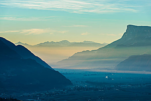 雾状,日出,山谷,梅拉诺,特兰迪诺,意大利,欧洲