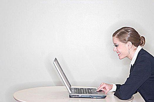 职业女性,坐,桌子,笔记本电脑,科技