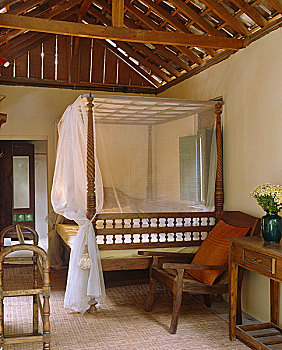 卧室,展示,木质,屋顶,四柱床,蚊帐,靠近,乡村,椅子,边桌