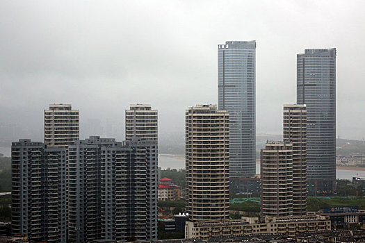 山东省日照市,台风,烟花,带来瓢泼大雨,百米高楼被乌云笼罩