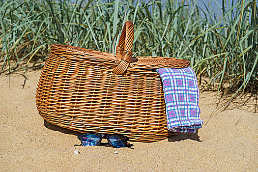 野餐篮,蓝色,白色,方格,餐巾,墨镜,沙滩,周末,概念