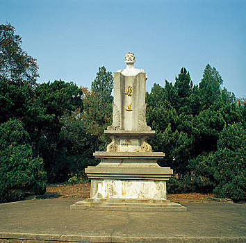 武汉大学内的鲁迅塑像
